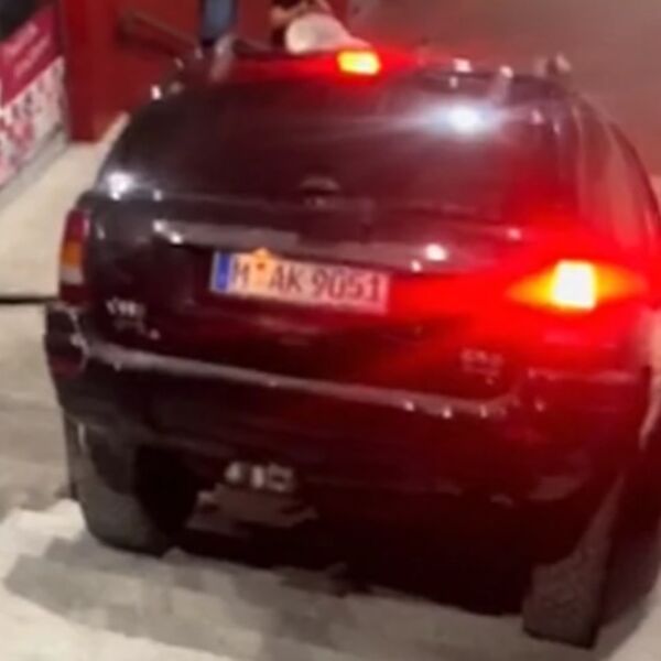 GASTABAJTER "PROTERAO" DŽIP KROZ STEPENICE, LJUDI U ŠOKU POSMATRALI: "Dođe seljak iz inostranstva u grad..." VIDEO