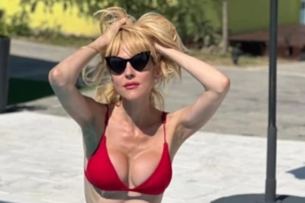 Ima 47 godina i izgleda kao prava atomska bomba: Glumica pokazala bujno poprsje, nećete imati mira kad je vidite