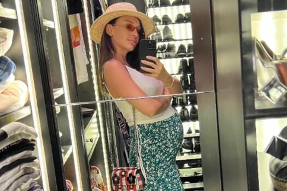 OGROMAN ŠLIC I STOMAK U PRVOM PLANU: Katarina Živković pokazala kako provodi TRUDNIČKE DANE, pevačica BLISTA