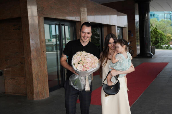 "NEVINA, NE PIJE ALKOHOL I POSTI": Ko je žena koja je Aleksi podarila SINA? Ovako je protekao SUSRET sa Oliverom