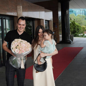 "NEVINA, NE PIJE ALKOHOL I POSTI": Ko je žena koja je Aleksi podarila SINA? Ovako je protekao SUSRET sa Oliverom