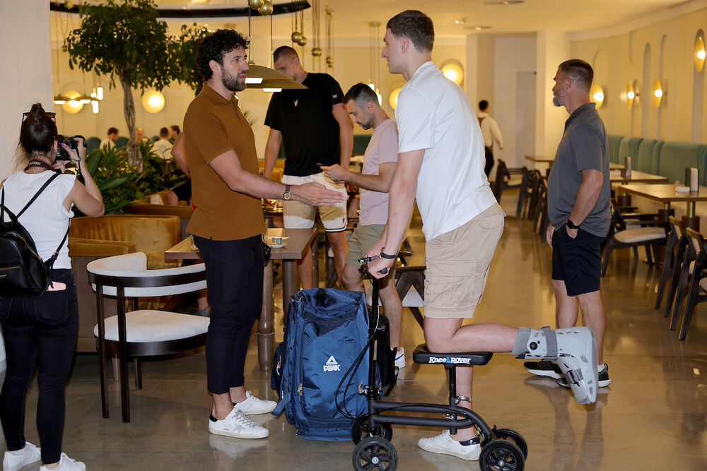 Nikola Jović sa ortopedskom čizmom 