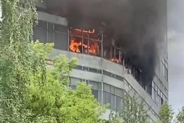 KATASTROFALNE SCENE NADOMAK MOSKVE: Radnici iskaču kroz prozore da se spasu (VIDEO)