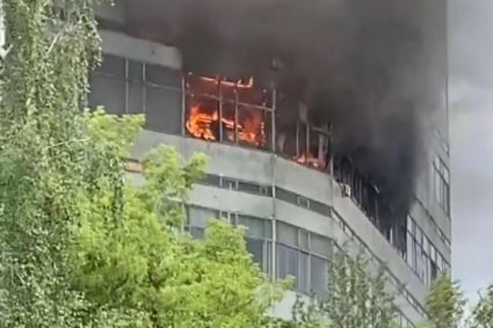 KATASTROFALNE SCENE NADOMAK MOSKVE: Radnici iskaču kroz prozore da se spasu (VIDEO)