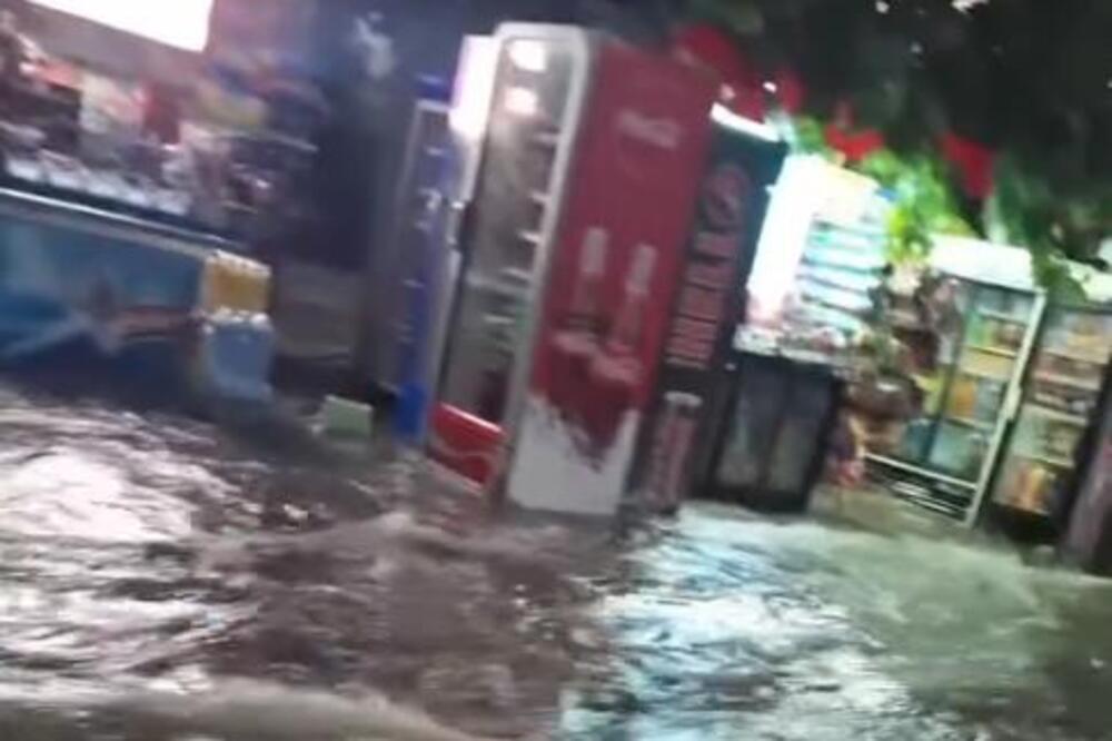 BUJANOVAC POD VODOM, REKE TEKU ULICAMA: Nevreme već stiglo u pojedine delove Srbije, crni oblaci i nad Vranjem