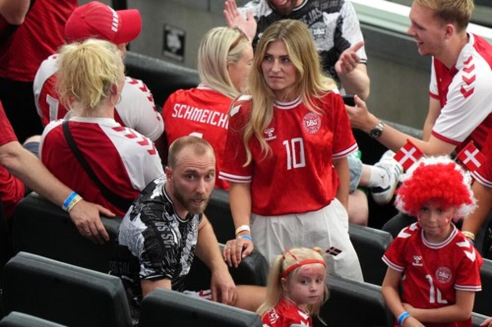 KO JE ŽENA DANSKOG FUDBALERA KRISTIJANA ERIKSENA? Danas bi mogao PRESUDITI SRBIJI, PLAVUŠA GRMI KAKO IZGLEDA (FOTO)