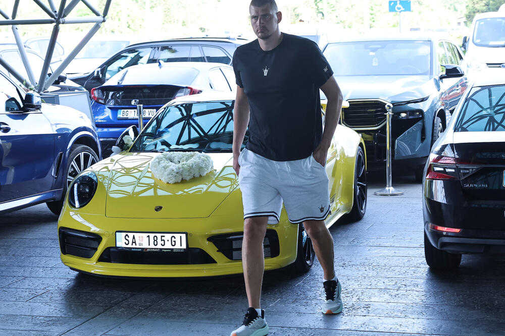 JOKIĆ PARKIRAO "ZVER" ISPRED HOTELA: Nikola došao na okupljanje "orlova" u LUKSUZNOJ MAŠINI - cena prava sitnica!