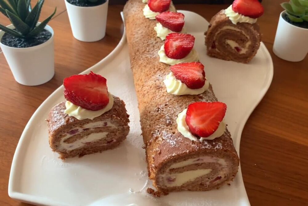 Keks rolat punjen jagodama i sirom