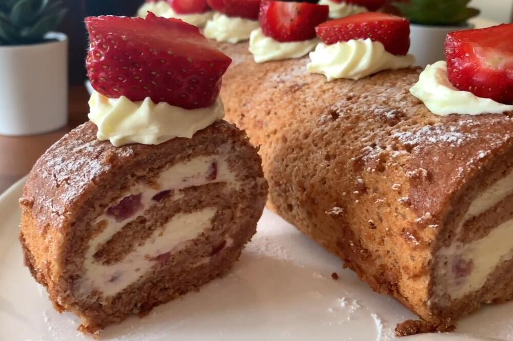 NAJUKUSNIJA VOĆNA POSLASTICA KOJU MORATE PROBATI: Voćni rolat sa jagodama, spolja hrskav, a unutra se TOPI