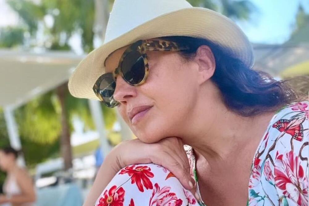 KONAČNO DA VIDIMO VRELE KADROVE NATAŠE NINKOVIĆ: Srpska Monika Beluči se SKINULA u KUPAĆI i zagolicala MAŠTU, BOMBA