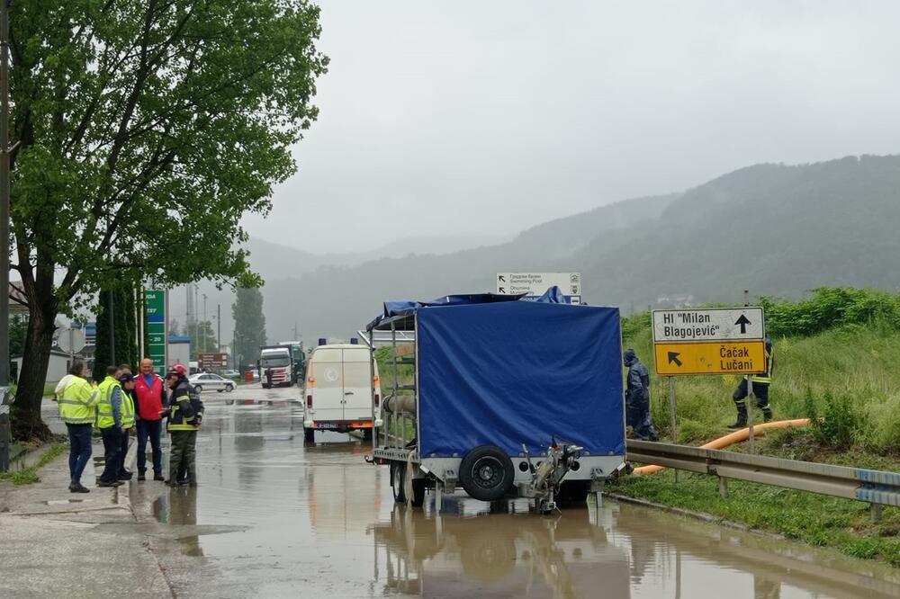 NEVREME KOD SEVOJNA NAPRAVILO KOLAPS: Reke se izlile, pokrenuta klizišta, delovi puta pod vodom! (FOTO/VIDEO)