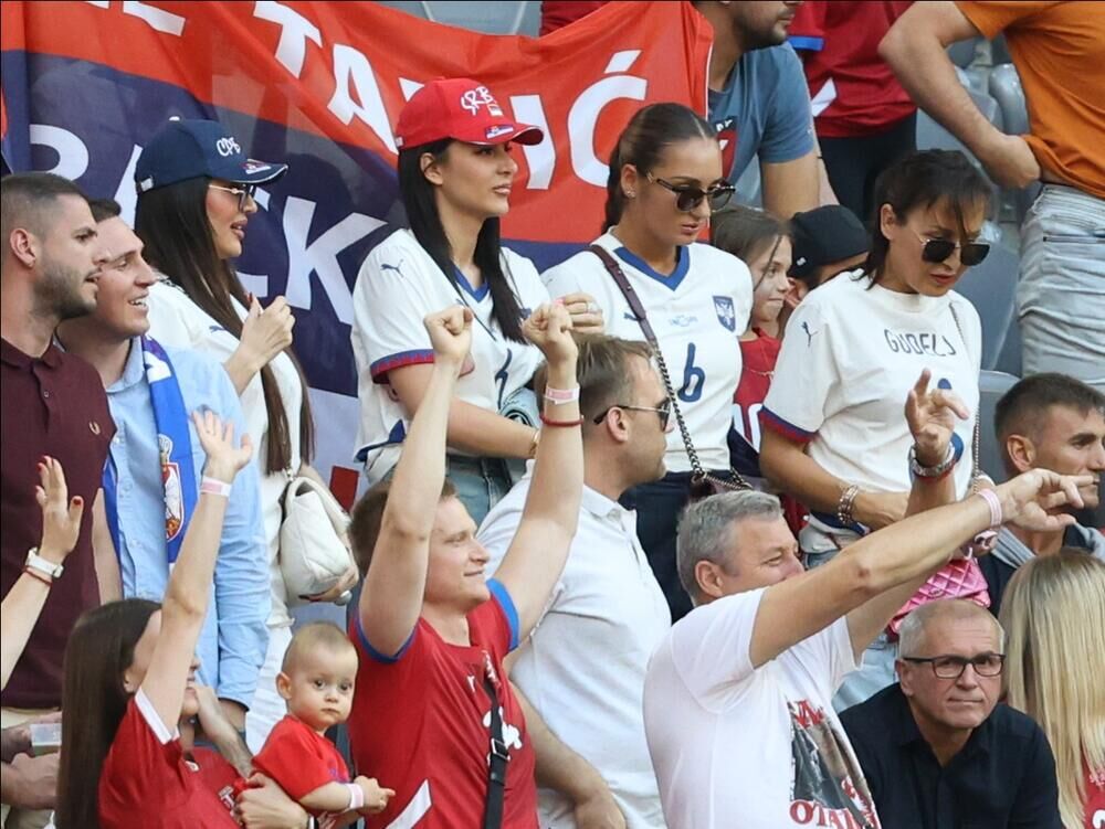 Ceca i Anastasija na utakmici Srbija-Danska