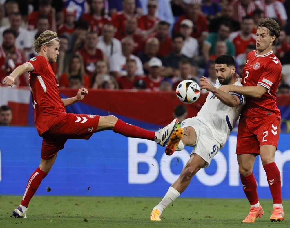 Aleksandar Mitrović u duelu sa Mortenom Hjulmandom i Joakimom Andersenom