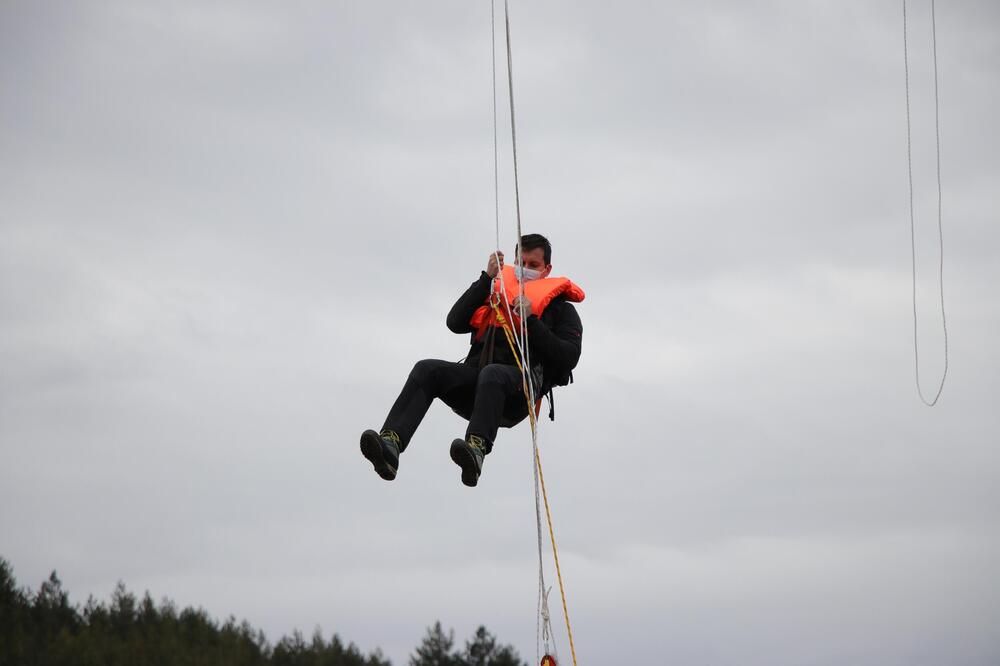 Spasioci po mrklom mraku tražili dve planinarke iz Amerike: Pogledajte snimak filmske akcije na Šar planini! VIDEO