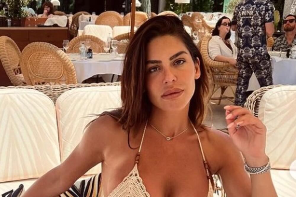 "Dobra sam u...": Srpska pevačica smuvala moćnika, pa otkrila kakva je u krevetu! Šok priznanje zateklo sve