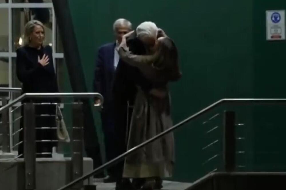 DŽULIJAN ASANŽ STIGAO KUĆI: Ona mu je bila NAJVEĆA PODRŠKA, a čim je ugledao NIJE MOGAO DA SAKRIJE EMOCIJE (VIDEO)