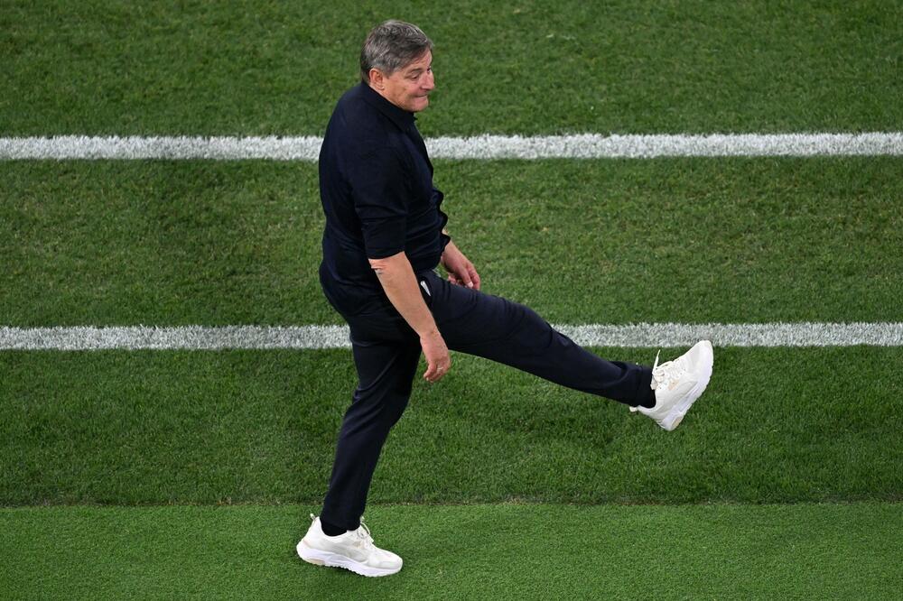 STOJKOVIĆ GA NIJE POZVAO NA EURO, A ON SE OGLASIO PA GA ''VRATIO NA MESTO'' (FOTO)