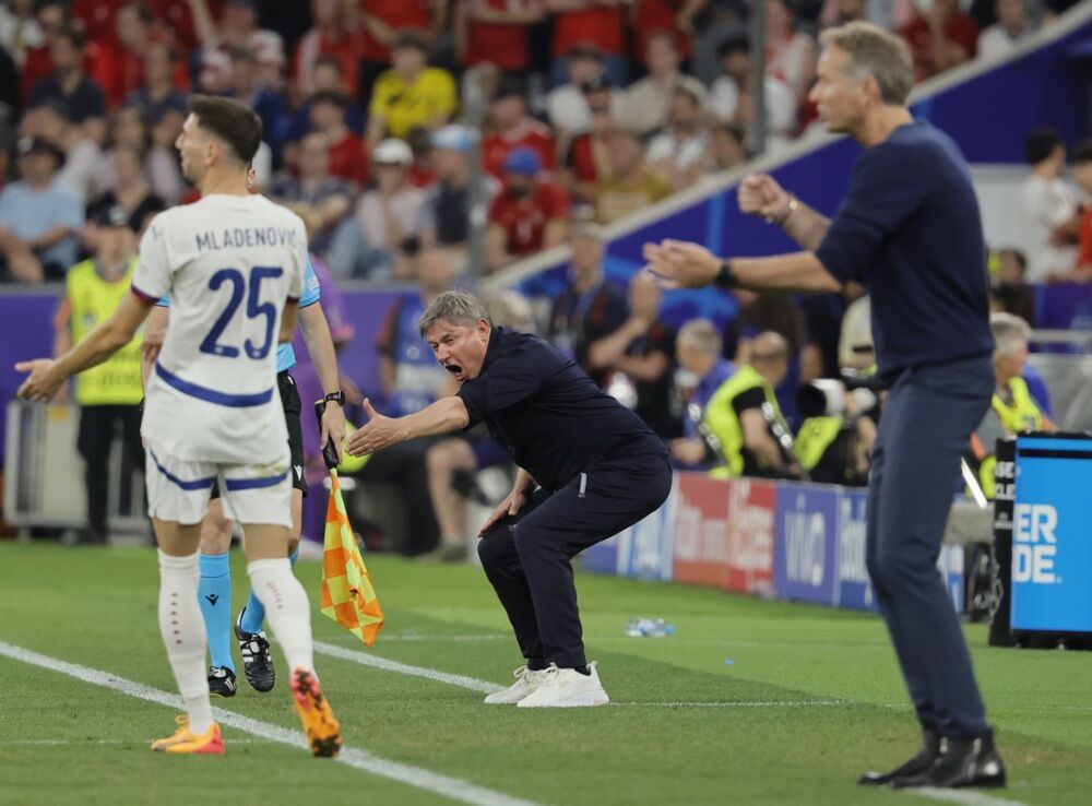 Dragan Stojković Piksi tokom utakmice Danske i Srbije na Evropskom prvenstvu