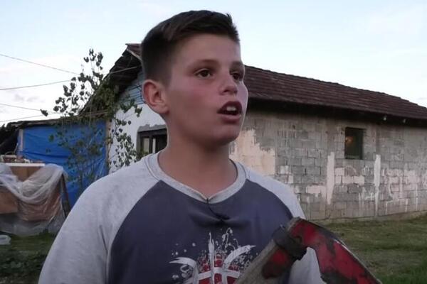 RADOJA NAPUSTILA MAJKA DVE NEDELJE NAKON ROĐENJA: Odgajala ga baka Mira u siromaštvu, a onda ih je Bog pogledao