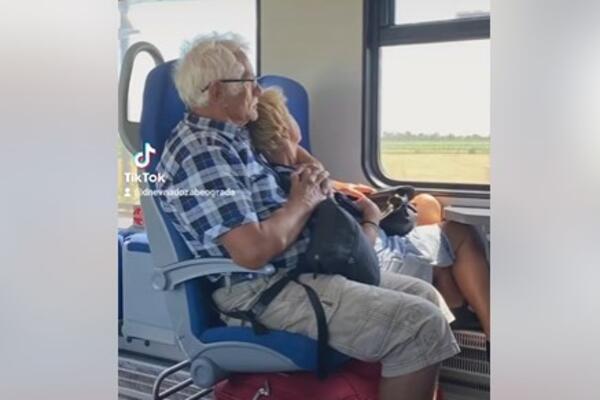 DIRLJIVA SLIKA IZ VOZA RAZNEŽILA MNOGE: Ljubav se ne gasi godinama, ovaj par je DOKAZ! (VIDEO)