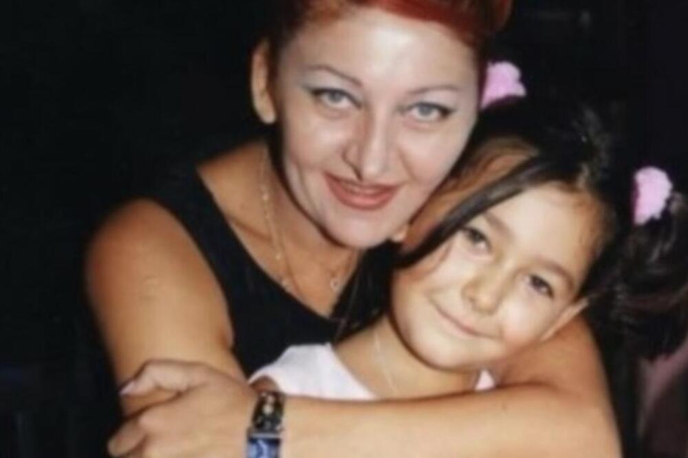 ZNATE LI KO SU OVE 2 PEVAČICE SA FOTKE? Majka i ćerka TALENTOM RAZVALILE NACIJU, a za 3 života neće pogoditi KO SU