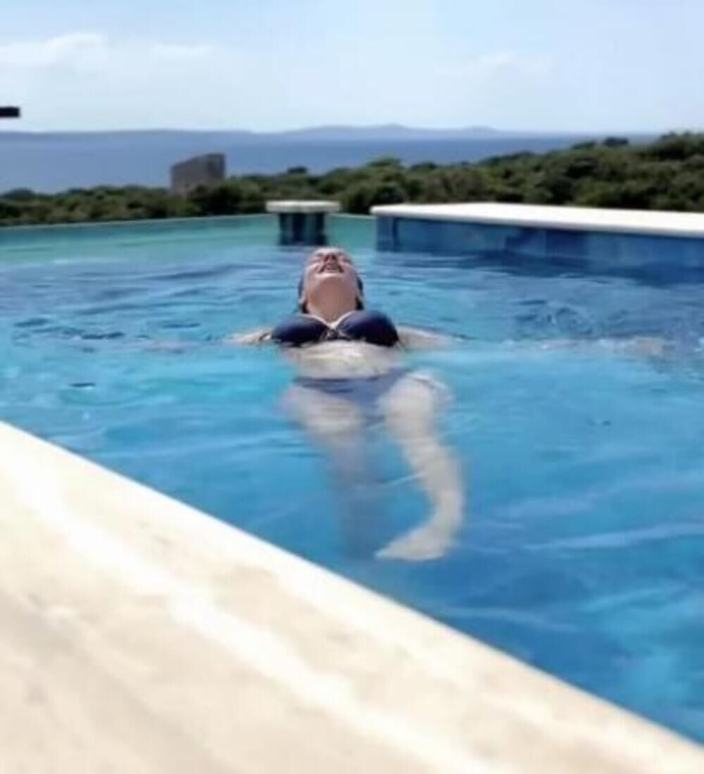 Pevačica je pokazala kako uživa na bazenu