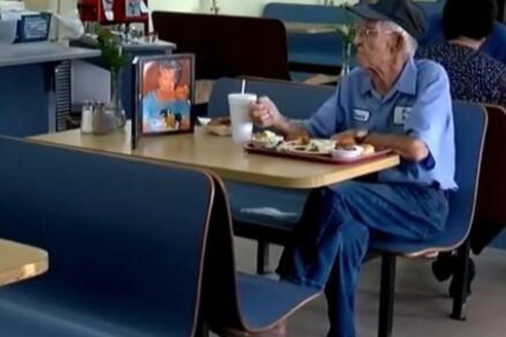 OVAKVA LJUBAV SE JEDNOM RAĐA! Ovaj deka je našao način da i dalje večera sa preminulom suprugom, OSTAĆETE U SUZAMA!