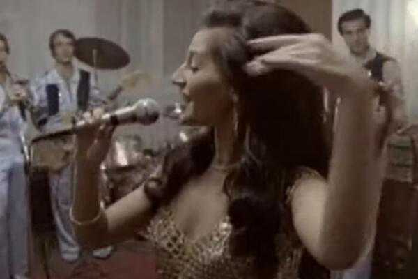 DA LI JE MOGUĆE DA ONA PUNI 69 GODINA? Tresla je JUGU i glasom i stasom, a ni danas NIJE NE PRIMEĆENA, prava ZVEZDA