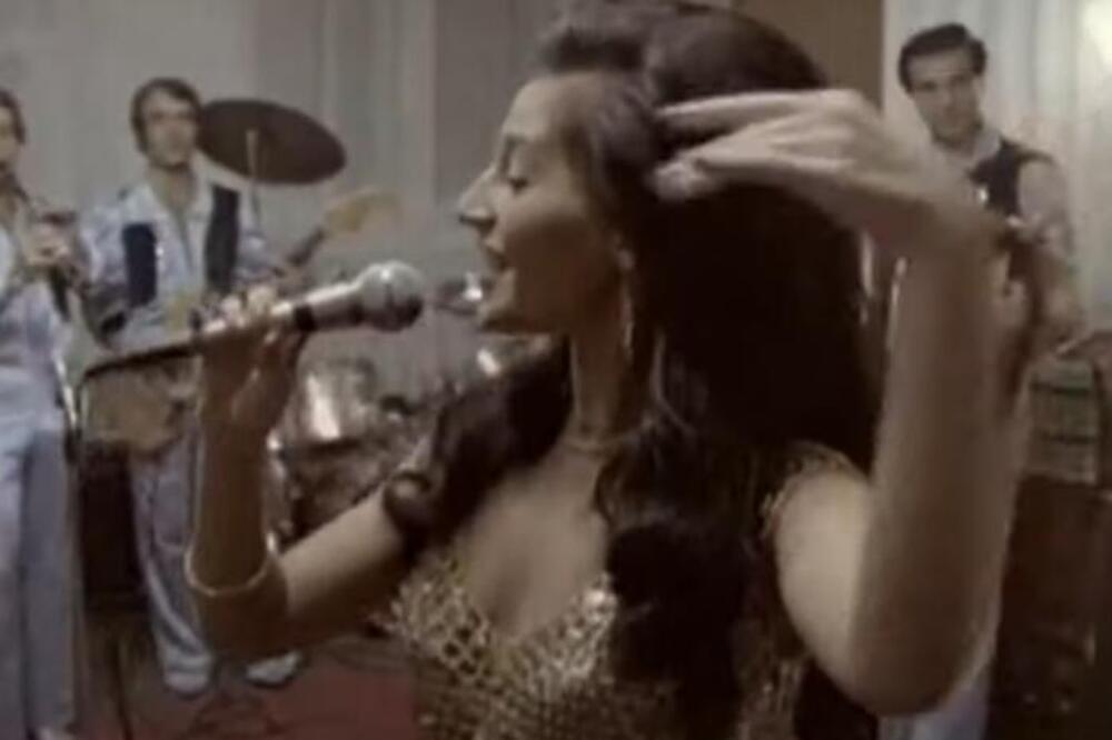 DA LI JE MOGUĆE DA ONA PUNI 69 GODINA? Tresla je JUGU i glasom i stasom, a ni danas NIJE NE PRIMEĆENA, prava ZVEZDA