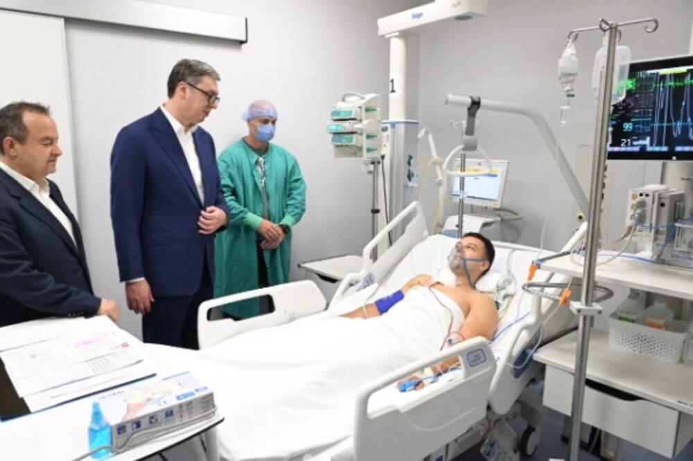 PRVE FOTOGRAFIJE RANJENOG ŽANDARMA MILOŠA: Predsednik Vučić ga obišao u BOLNICI, ČESTITAO MU NA IZUZETNOJ HRABROSTI