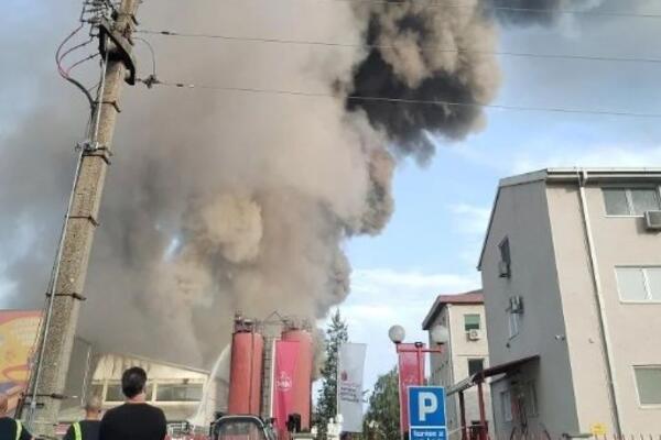 JEZIVE FOTOGRAFIJE IZ POŽAREVCA: Proširio se požar u fabrici, DIM KULJA NA SVE STRANE (VIDEO)