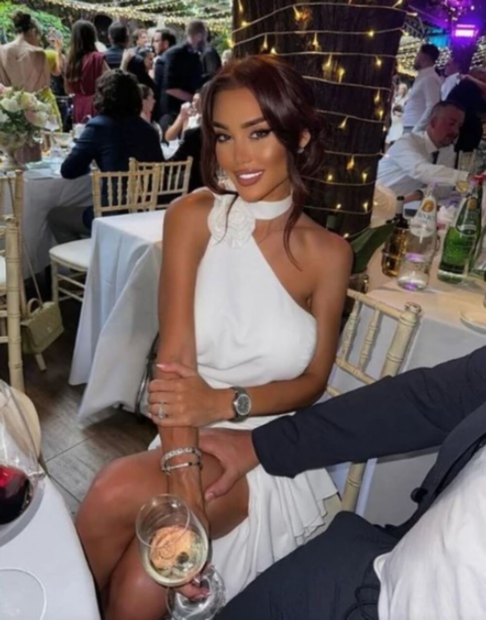 Koraćeva je za ovu priliku odabrala usku belu haljinu