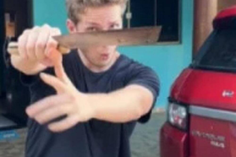 UZEO OŠTRU SATARU I UPROPASTIO RENDŽ ROVERA: Pokazao METODU kojom uklanja ogrebotine - KO RUKOM ODNEŠENO