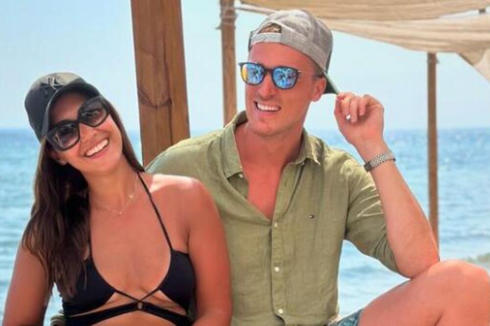 DRVLJE I KAMENJE PO DANILU ANĐUŠIĆU: Ispozirao sa prelepom suprugom, ali jedan ŠOK DETALJ je svima zasmetao! (FOTO)