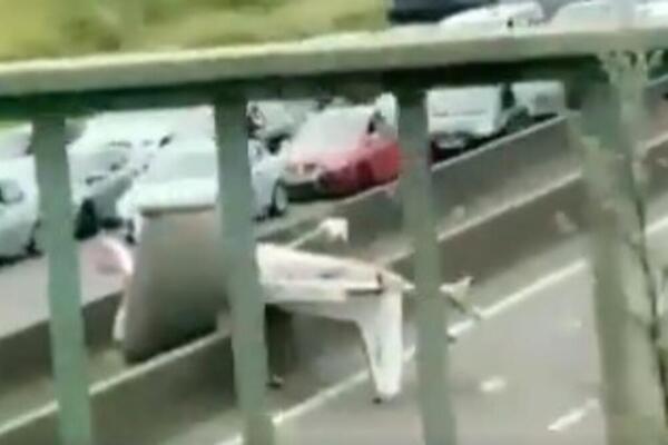 HOROR U FRANCUSKOJ: Pao avion na auto-put, ima mrtvih (FOTO)
