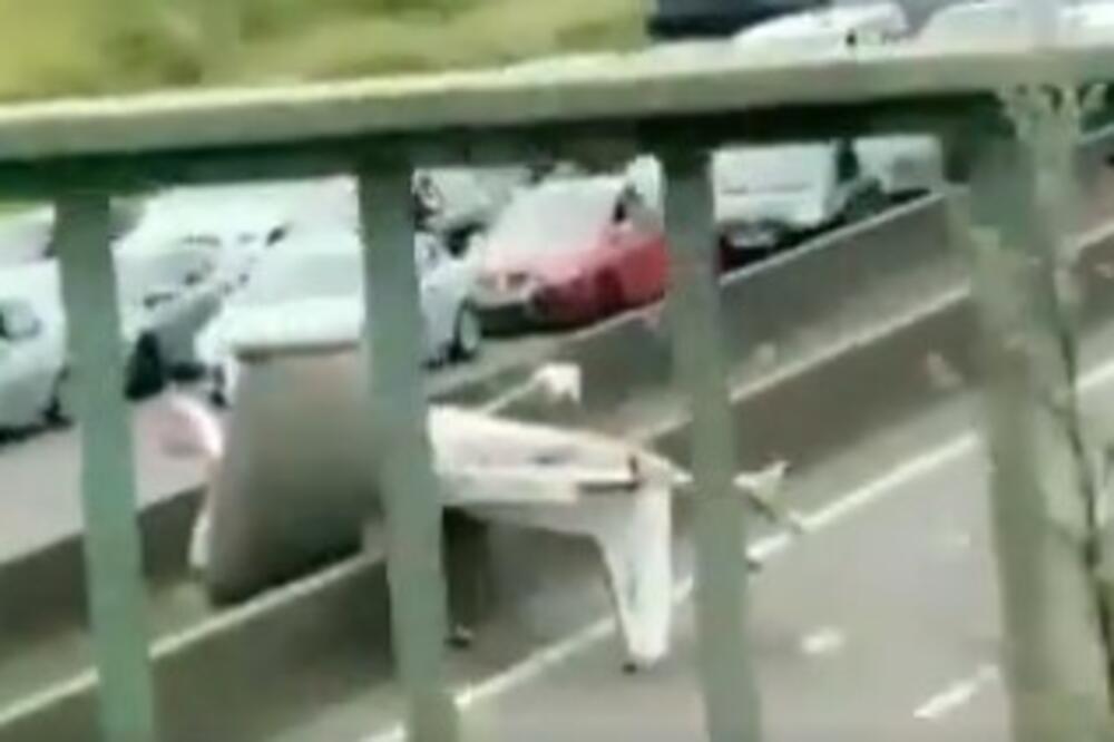 HOROR U FRANCUSKOJ: Pao avion na auto-put, ima mrtvih (FOTO)