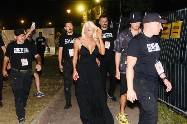 CEO BEOGRAD NOĆAS ČEKA KARLEUŠU: Oko nje OBEZBEĐENJE, a sa ovom ženom se NIJE NI POZDRAVILA