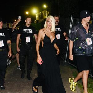 ŠTA SE SAD DEŠAVA? Karleuša sva u crnom urla u Šimanovcima: Jedna stvar je izbacila iz takta, odmah reagovala!