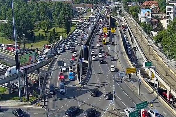 KOLAPS U BEOGRADU: Automobili mile, stoje i po 20 minuta u koloni, HAOS NA AUTOKOMANDI! (FOTO)