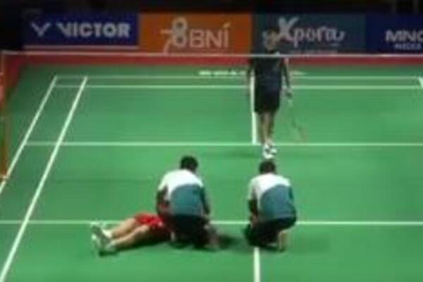 MLADI SPORTISTA (17) SE SRUŠIO I PREMINUO TOKOM MEČA! Reakcija lekarske ekipa bila je kobna (VIDEO)