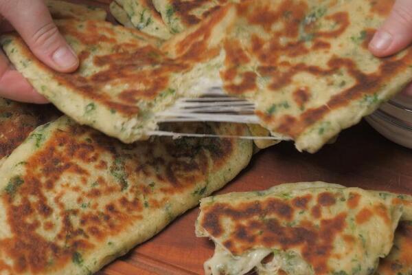 OMILJENE ZEMIČKE KOJE SRBI DECENIJAMA TAMANE MOŽETE NAPRAVITI I OD STAROG HLEBA: Pikantan obrok za male pare