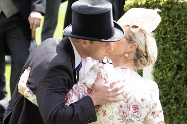 UHVAĆENA U PRISNOM ZAGRLJAJU SA VILIJAMOM, A SA HARIJEM... Evo ko je ZANOSNA PLAVUŠA sa slike, ovo su SVI DETALJI