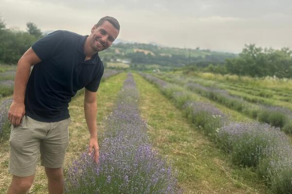 I MI PROVANSU ZA TRKU IMAMO: Bojan iz Čačka umesto šljiva i kajsija posadio lavandu, RASTE MU KAO LUDA! (FOTO)