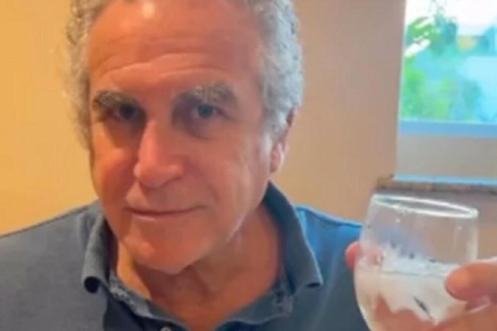 PODELILA FOTOGRAFIJU OCA IZ MLADOSTI I POSTALA VIRALNI HIT: Brutalno izgleda, PADAJU VILICE kakva je frajerčina