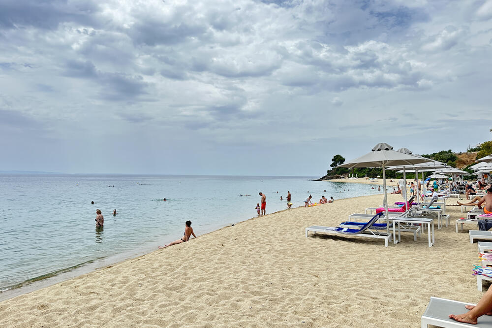 "Da vas vidim nađete za te pare na Adi" Srbin okačio fotku sa plaže u Grčkoj, mreže se zapalile, svako tera svoje!