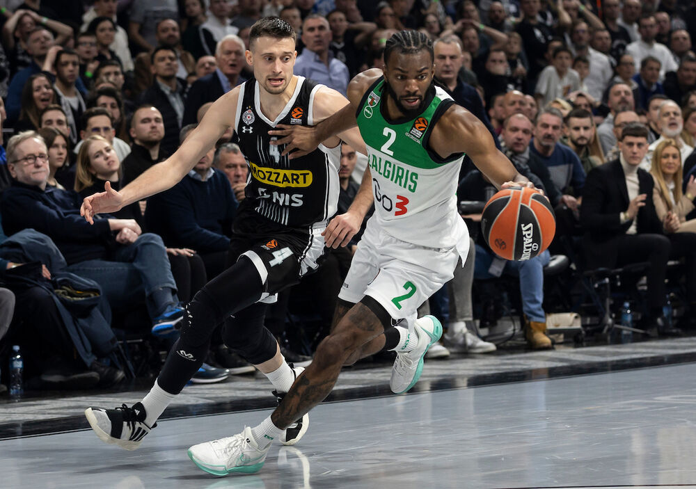 Kinan Evans dok je nosio dres Žalgirisa u duelu sa Aleksom Avramovićem dok je nosio dres Partizana