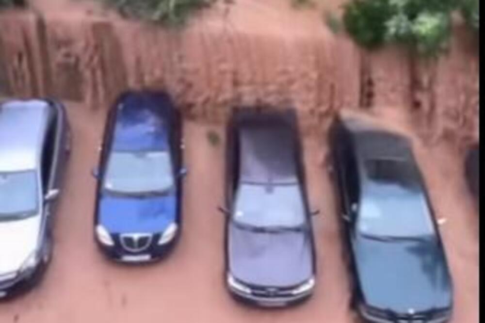 OD RAKOVICE NIJE NIŠA VIŠE OSTALO: Formirani VODOPADI OD BLATA, oluja je raznela ovo naselje u Beogradu! (VIDEO)