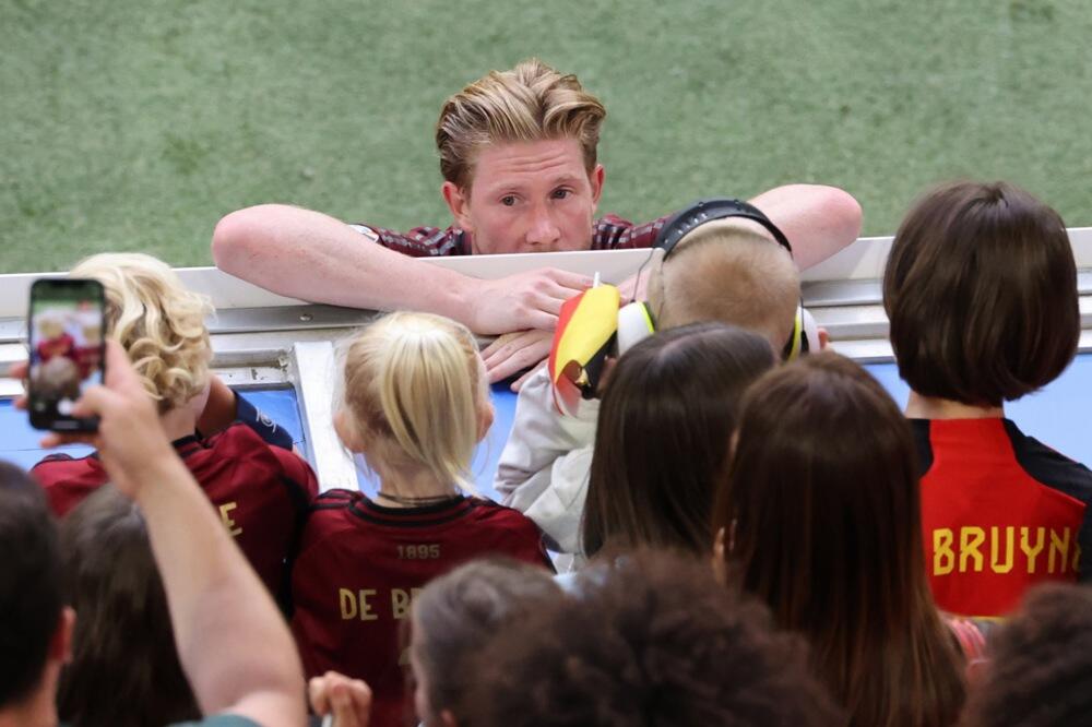 "GLUPANE!" De Brujne pobesneo na novinara, skandal zbog pitanja (VIDEO/FOTO)