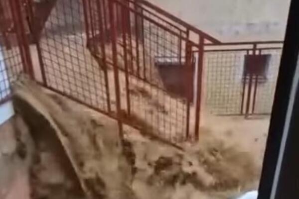 POGLEDAJTE NASTAVAK SAGE U RAKOVICI, ULAZI ZGRADA SU RAZNETI: Sve PLUTA! (VIDEO)