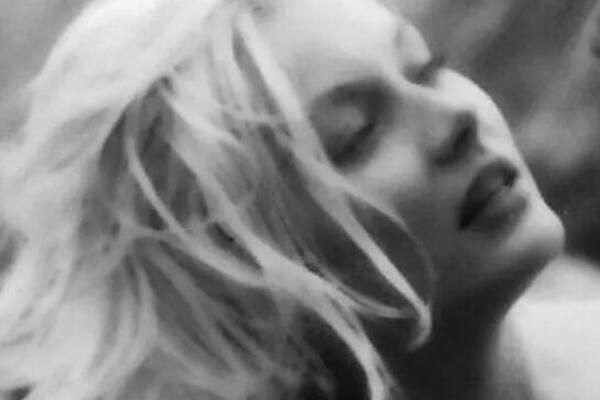 SLAVNU GLUMICU MUŽ ZATEKAO GOLU U KREVETU SA KOLEGINICOM: Posle toga je krenula da se bavi NAJSTARIJIM ZANATOM